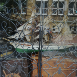 Vindue med modelskib